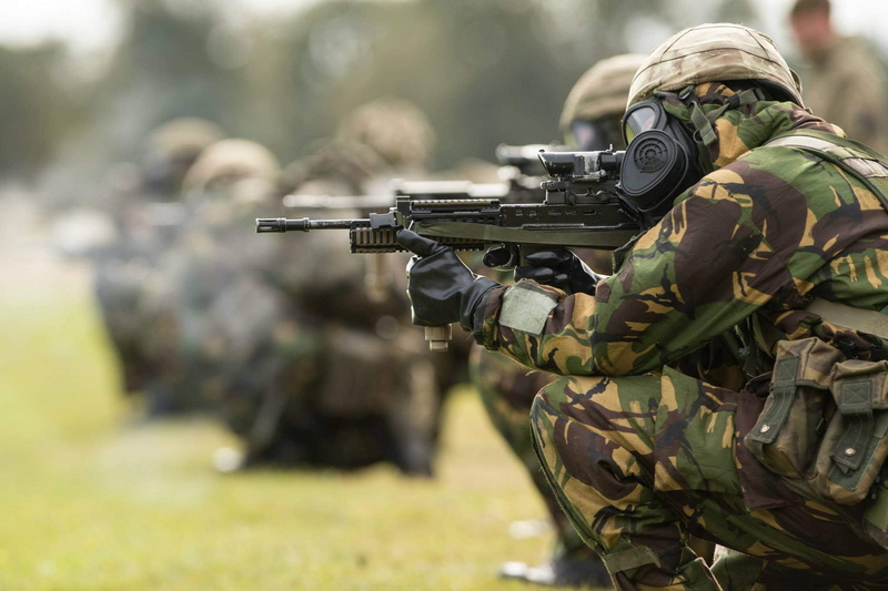 camouflage clothing, army soldier, military, soldiers, gun, adult, clothing, army, British Army, fighting, rifle, weapons, holding, machine gun, aiming
