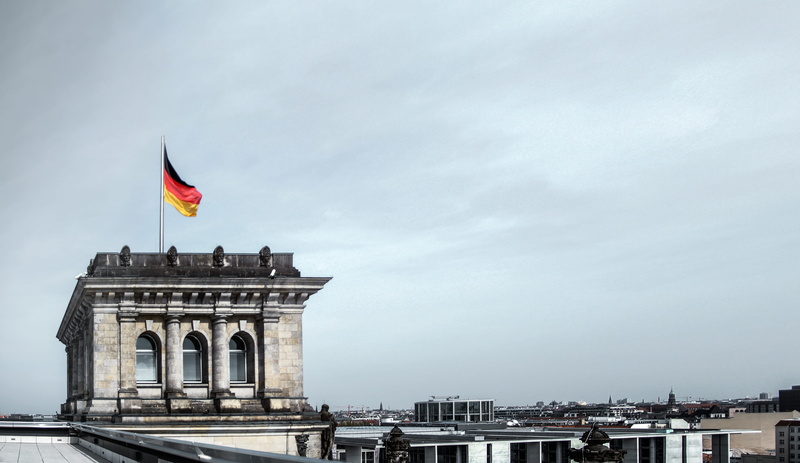 downtown, building, 5K, urban, monument, flag, the past, outdoors, office building, building exterior, day, travel, brandenburggate, photo, berlin, animal