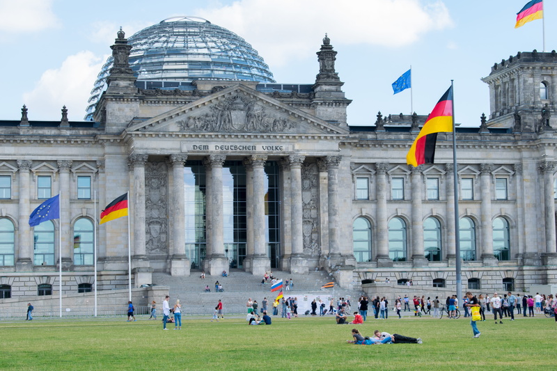 group of people, travel, 5K, crowd, day, uK, building Exterior, tourism, old city, built Structure, Architecture, capital, grass, the Reichstag, women