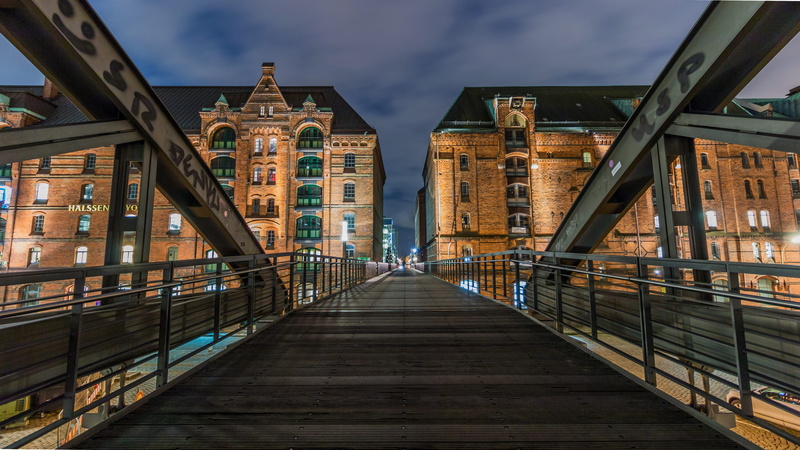 diminishing perspective, bridge, outdoors, railing, connection, travel destinations, panorama, high, 5K, road, building, rise, no people, direction, bridge - man made structure