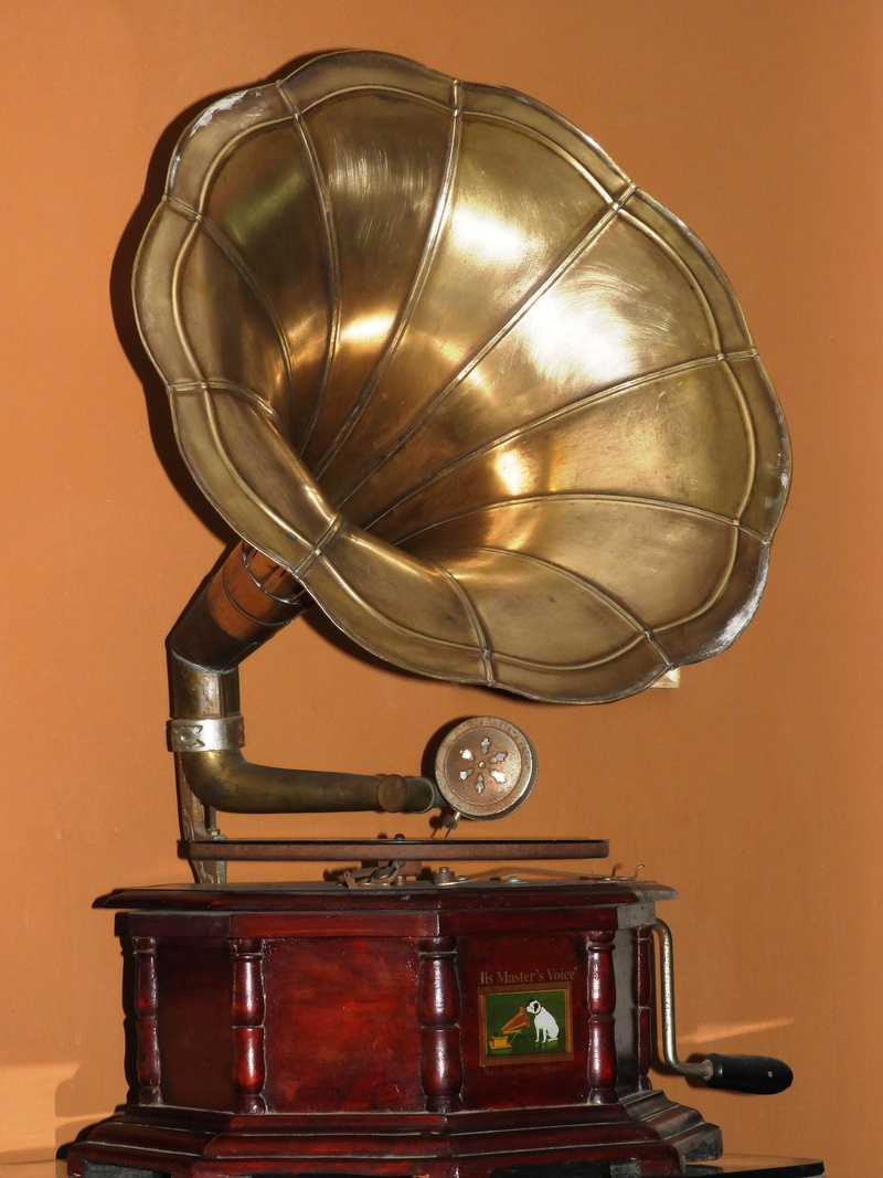 india, history, retro styled, studio shot, no people, brass speaker, 5K, close-up, still life, analog, musical instrument, gramophone, wall - building feature