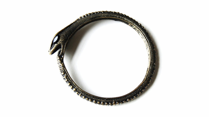 no people, luxury, studio shot, extreme close-up, design, black color, shape, single object, jewelry, close-up, metal, personal accessory, arts culture and entertainment