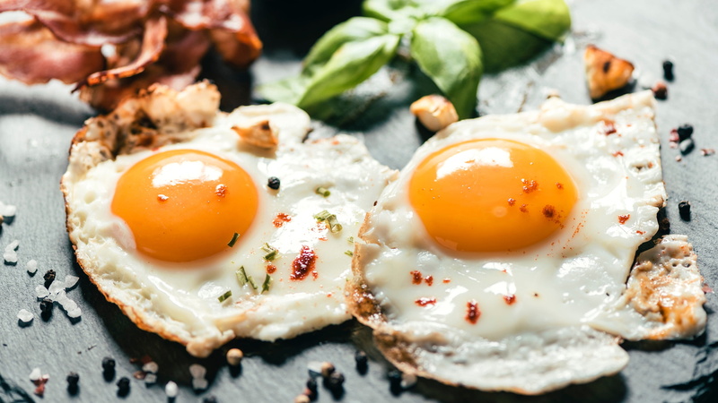 egg, egg yolk, breakfast, temptation, vegetable, close-up, fried egg, freshness, meal, animal source foods, 4K, indoors, cuisine, plate, no people, wellbeing