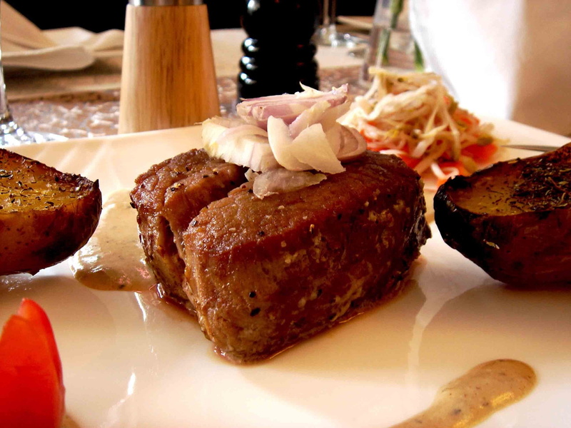 beef, indulgence, table, still life, focus on foreground, meat, day, onions, healthy eating, no people, food and drink, ready-to-eat, 2K, temptation, high angle view