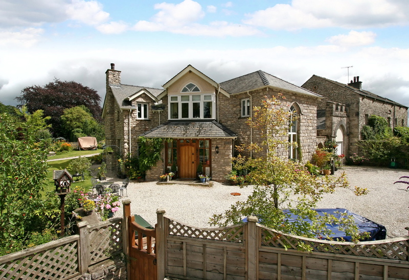 England, Cumbria, Beetham, 2K, garden, house, the fence