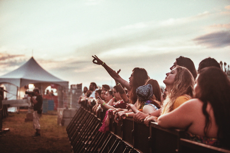 depth of field, photographer, camera, hand gesture, crowds, Laureen Burton, Woodstock, women, 1080P, singing, concerts