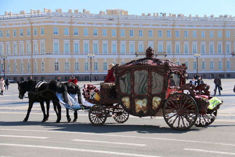 monarch, culture, medieval, king, street, pets, real, horse cart, palace, kingdom, old, mode of transportation, building exterior, emperor, working animal