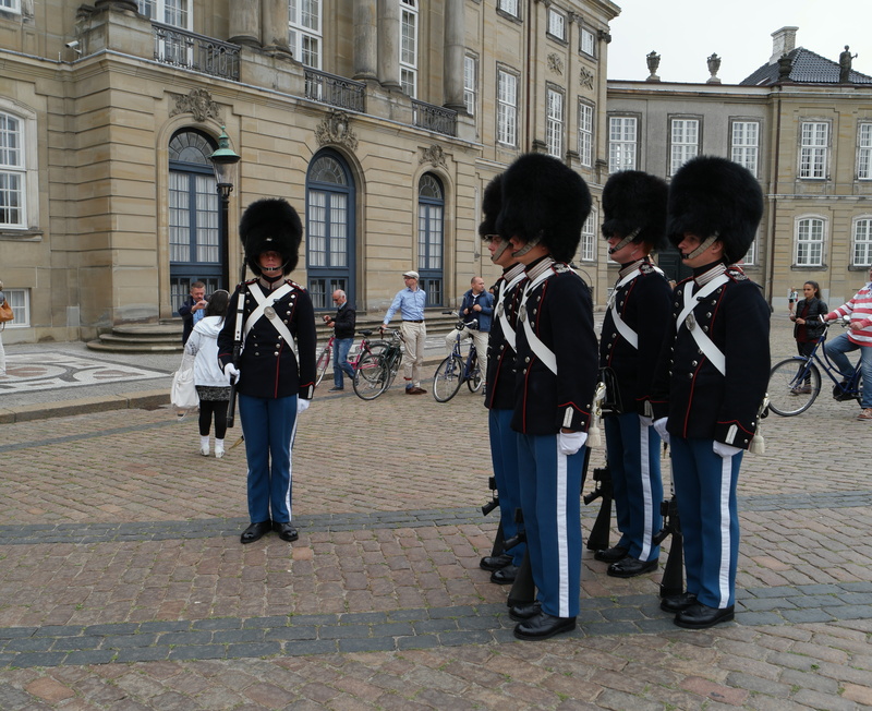 security, built structure, copenhagen, women, king, men, scandinavia, crown prince, clothing, people, city, architectural column, real people, changing of the guard