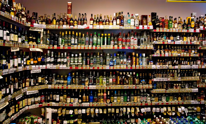 indoors, bottle, liquid, unopened, objects, nobody, whisky, bourbon, drink, shopping, bar, supermarket, choice, whiskeybottles, alcoholicdrinks, retail