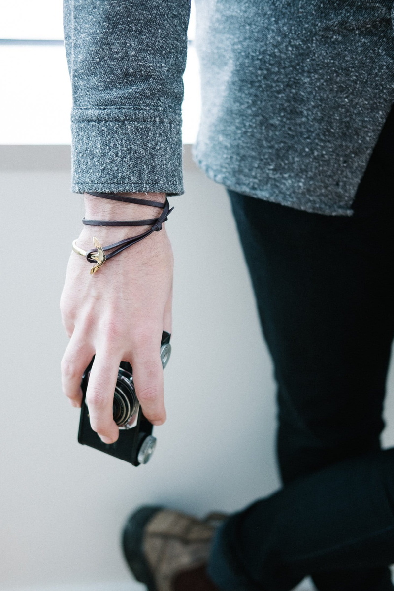 human leg, Bracelet, men, women, 1080P, standing, low section, close-up, Accessories, Jewelry, photo, indoors, anchor, hand, day, fashion, Gold, holding