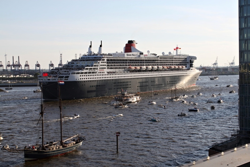 elbe, body, city, port, built structure, passenger craft, traffic, seagull, ocean, black, 2K, cruise, maritime, transportation, Ship, Queen Mary 2, white