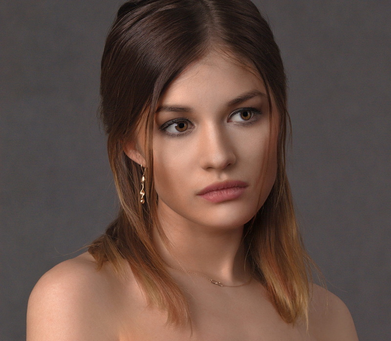 earring, human face, looking at camera, ms, hair, beautiful people, young adult, body part, fashion, headshot, portrait of a woman, gray, gold, look, portrait