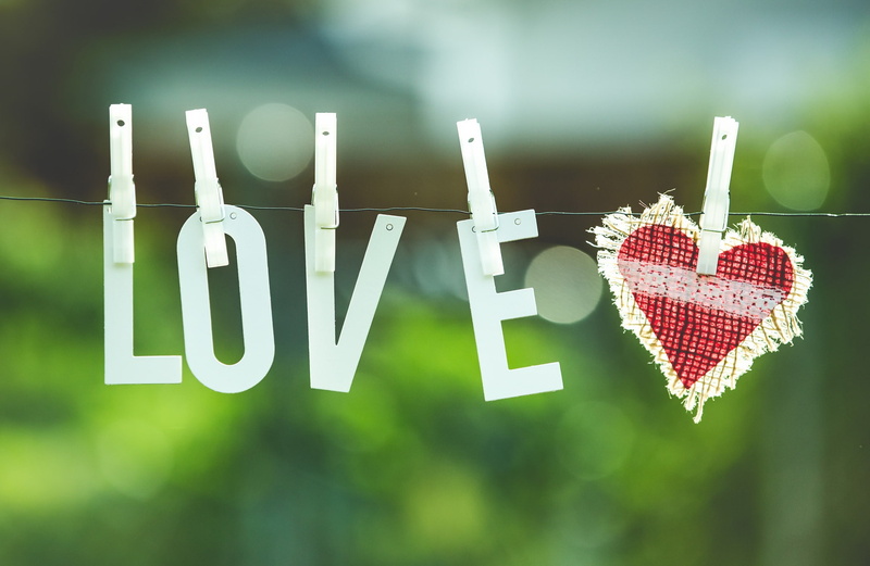 paper, outdoors, white color, green color, 1080P, guidance, western script, focus on foreground, message, hanging, positive emotion, green, day, red, sign