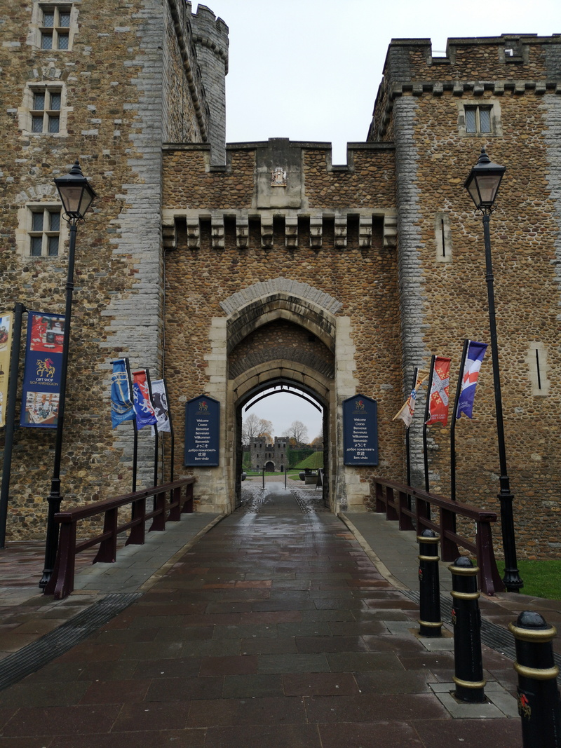 flag, the past, built structure, the way forward, cardiff, architecture, castle, nature, famous, arch, landmark, footpath, direction, leadership, history