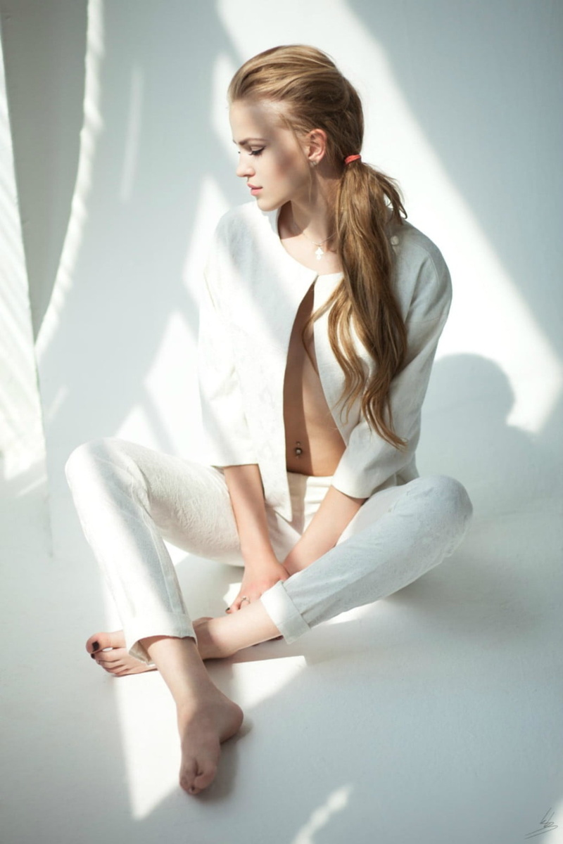 serene people, piercing, hair, beautiful people, adult, beautiful woman, healthy lifestyle, young adult, blonde, wellbeing, 720P, indoors, sitting, hairstyle