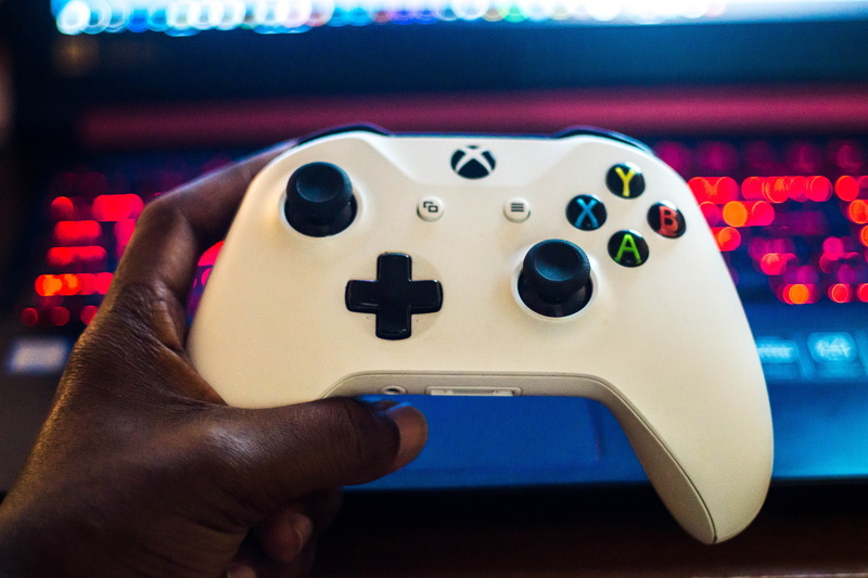 gaming, close-up, holding, focus on foreground, technology, fun, 5K, luck, games, hand, real people, xbox, controller, human body part, nightlife, laptop