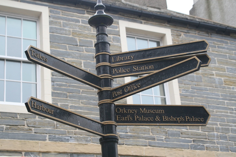 hinweisschilder, script, western script, kirkwall, building exterior, architecture, built structure, outdoors, orkney islands, directional sign, information sign