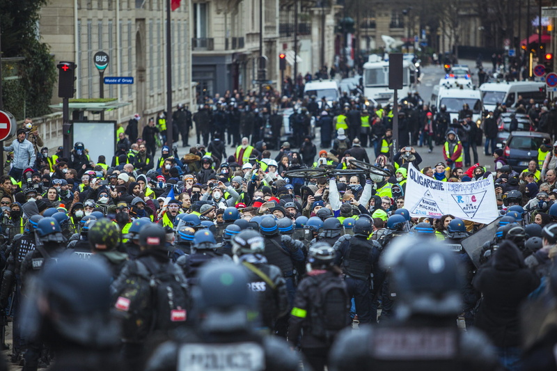 helmet, apparel, parade, bus, traffic light, machine, land vehicle, festival, soldiers, building exterior, built structure, paris, selective focus, human