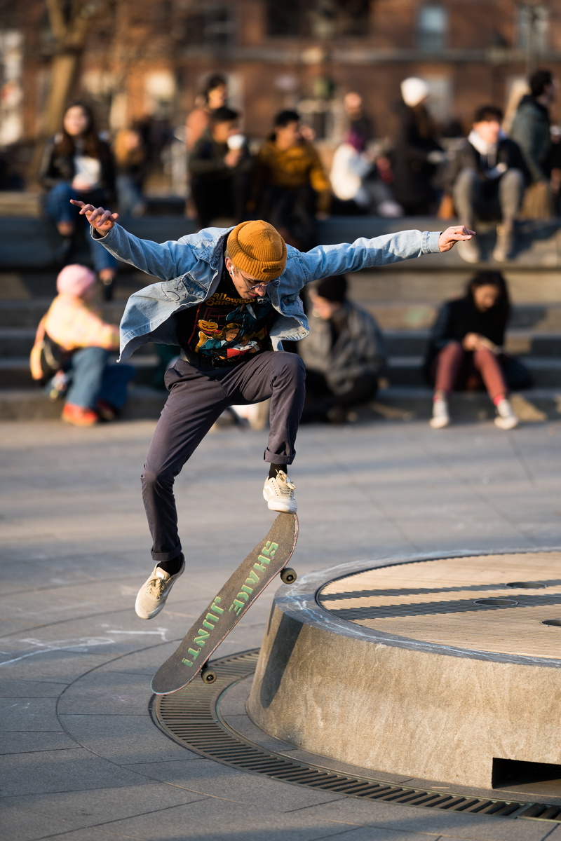 leisure activity, daytime, finger, sports, audience, skill, strap, day, skateboarding, full length, helmet, front, apparel, sports equipment, balance, skating