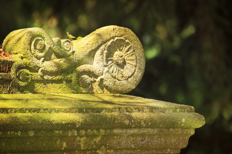 tomb, nature, mourning, verdigris, arts crafts, ornament, day, rock carving, plant, sculpture, no people, stone, close-up, tombstone, representation, creativity