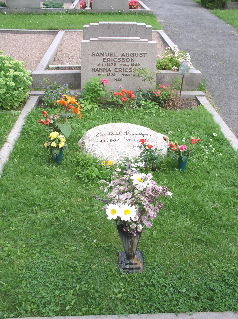 beauty in nature, architecture, mourning, bouquet, flowering plant, tombstone, outdoors, grass, last calm, tomb, astrid lindgren, 1080P, growth, flower head