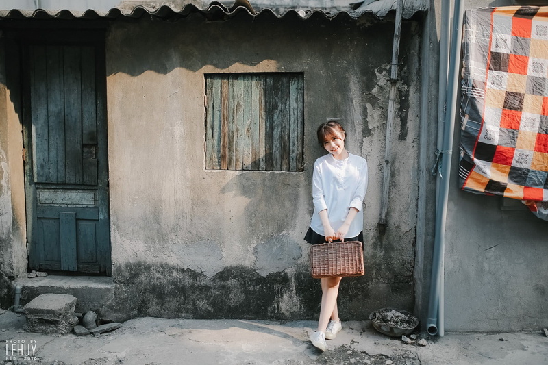 standing, brown, outdoors, full length, fashion, building exterior, front view, leisure activity, real people, wall, decor, building, women, portrait, looking at camera