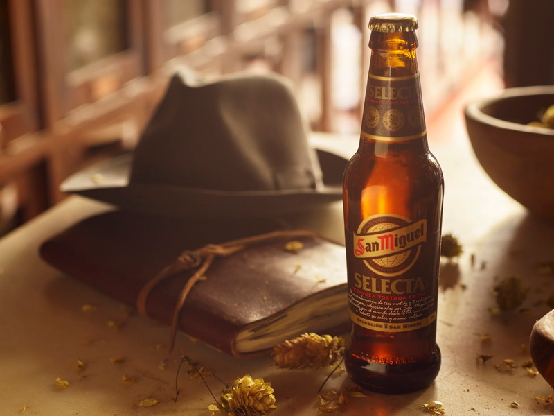 beer, close-up, focus on foreground, sombrero, glass, wine, bottle, san, indoors, luxury, libro, selective focus, no people, alcohol, food and drink, table