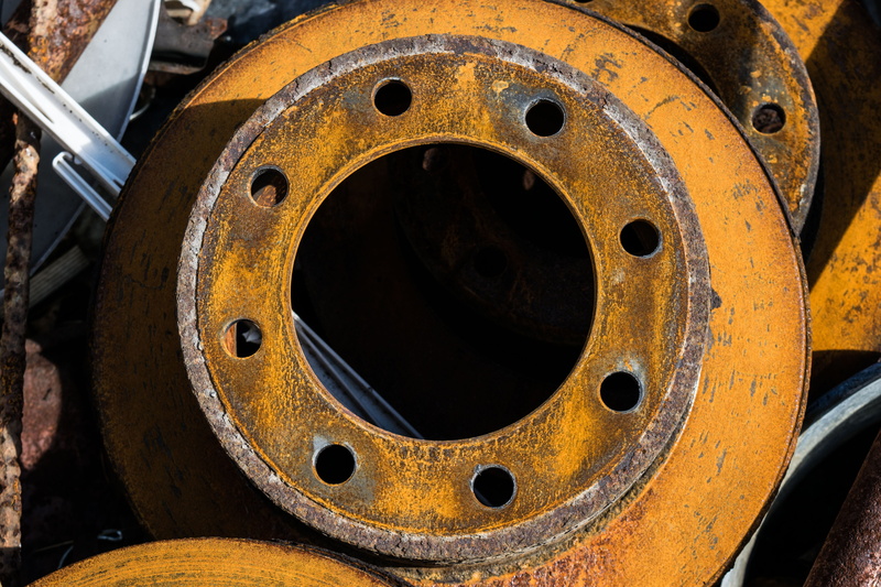 deterioration, geometric shape, mode of transportation, 5K, close-up, metallic, transportation, iron, no people, rust, day, abandoned, tire, circle, machinery