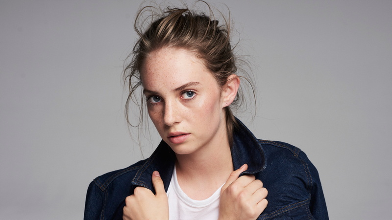 Maya Hawke, 4K, actress, looking at viewer, simple background