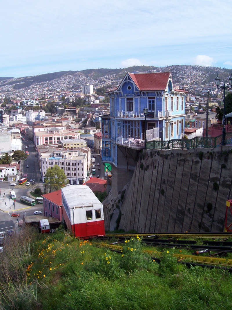 funicular, 1080P, nature, chile, townscape, building, land, built structure, blue, outdoors, city, building exterior, red, architecture, roof, residential district
