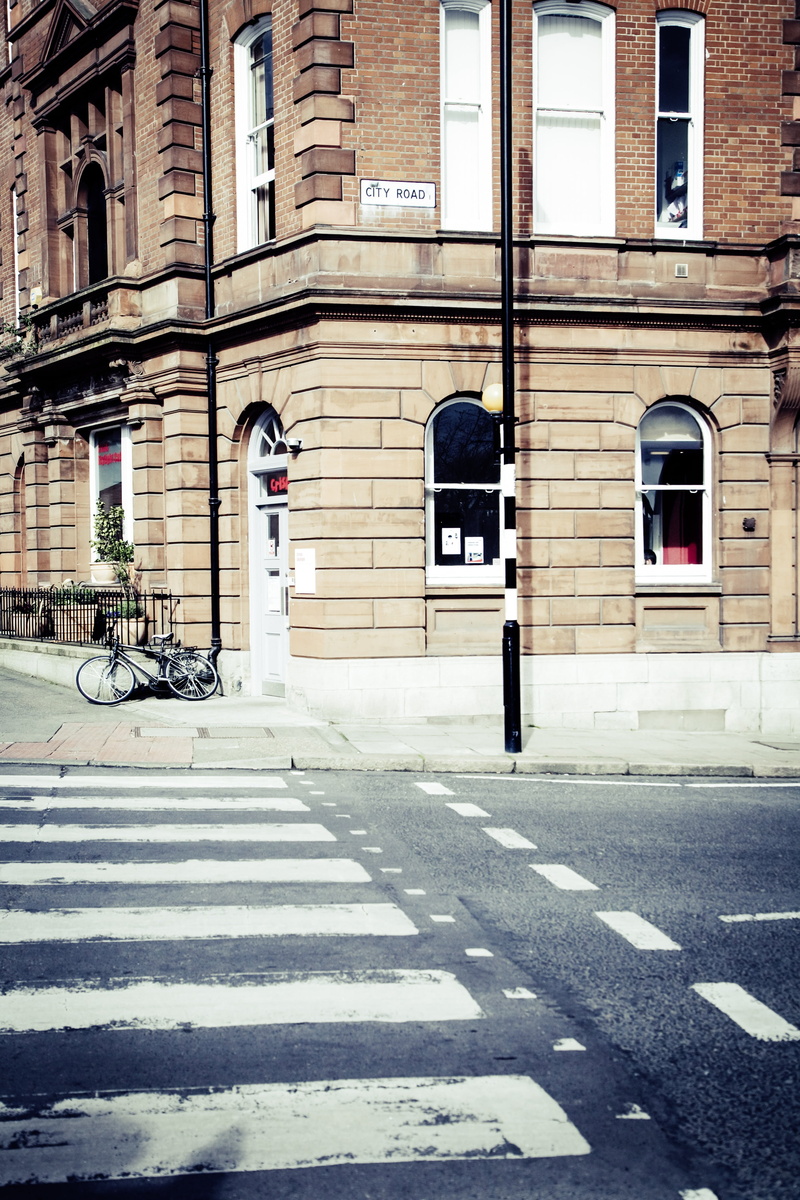 window, lighting, road sign, front, crosswalk, photography, architecture, lane, road marking, road, downtown, no people, guidance, crossing, symbol, day