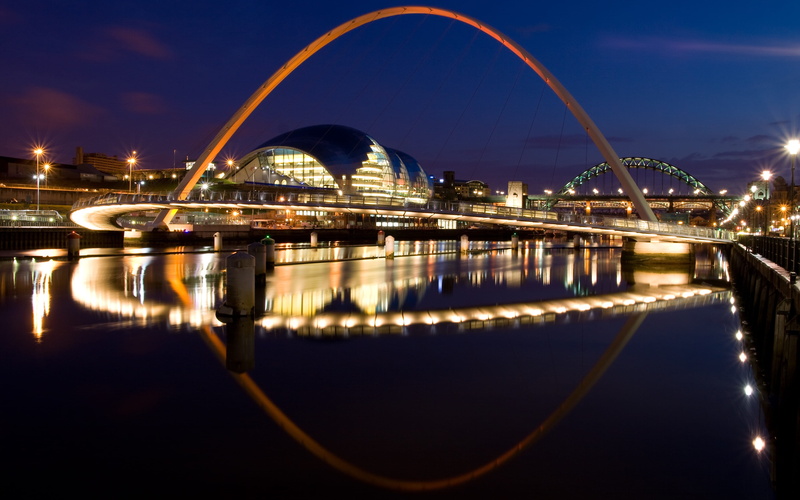 calm, tyneside, concrete, near, arch bridge, water, city, reflection, harbor, outdoors, body, built, building exterior, built structure, sky, bridge, connect