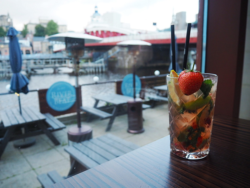 drinking glass, river, 1080P, focus on foreground, mint, food and drink, united kingdom, cocktail, garnish, strawberry, restaurant, healthy eating, day
