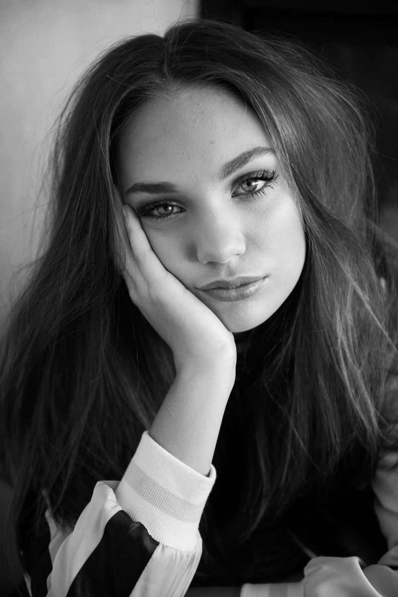 beauty, fashion, portrait, young adult, 1080P, beautiful woman, looking at camera, hairstyle, Maddie Ziegler, body part, headshot, white, human hair, close-up