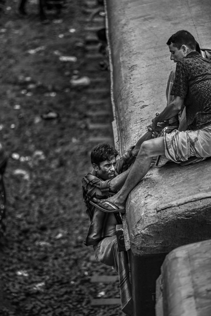 focus on foreground, climb, 5K, wall, men, tree, representation, real people, lifestyles, human representation, trunk, stone, nature, concrete, leisure activity