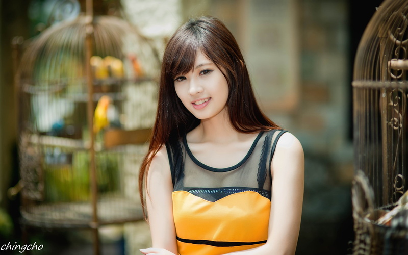 top, focus on foreground, young women, young adult, hairstyle, black, 2K, happiness, casual clothing, asian, sleeveless, beautiful, gorgeous, standing
