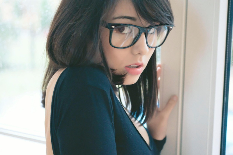 brunettes, x, baduria, wallpa, women, art, laura, hd, models, stare, girls, people, glasses, 1080P, female, downblouse