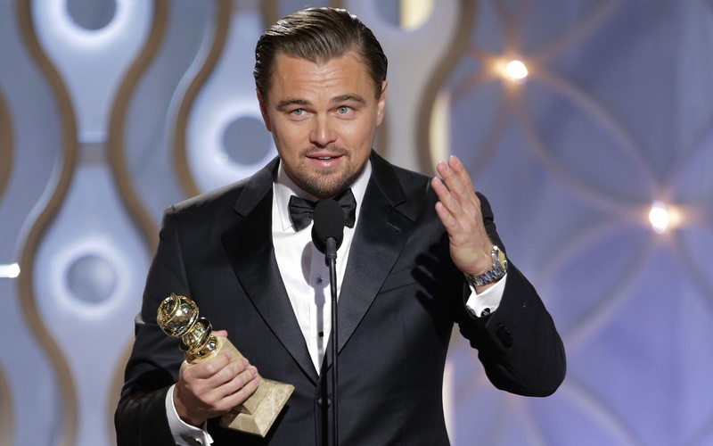 holding, formalwear, emotion, success, awards, indoors, award, 1080P, portrait, front view, theme, th, tuxedo, academy, men, celebration, leonardo, well-dressed