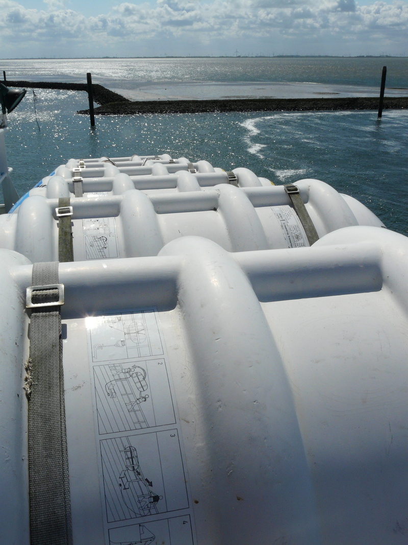 sunlight, encapsulate, railing, inflatable, nature, tucked rettungsfloß, white color, no people, metal, 2K, day, risk, Life Raft, outdoors, tranquil scene