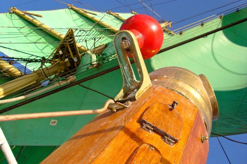 green, green color, outdoors, nature, low angle view, arts culture and entertainment, sunlight, red, navigate, metal, tallship, transportation, 2K, rope