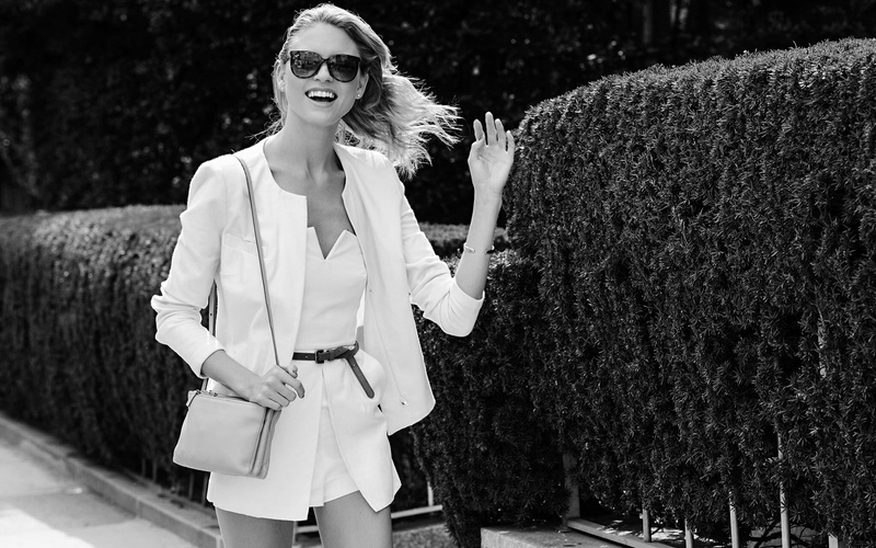 females, celebrity, outdoors, lifestyles, glasses, smiling, front view, adult, day, young women, fashion, standing, real people, leisure activity, sunglasses