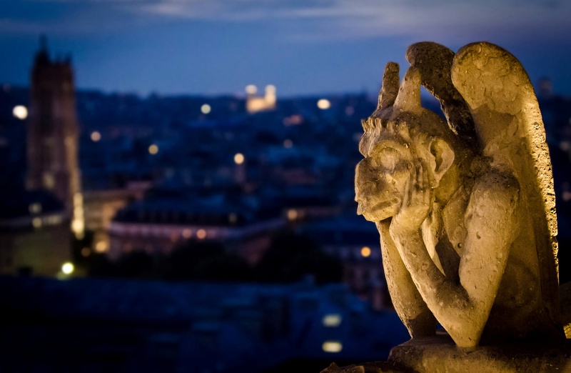 statue, building, architecture, Notre Dame Cathedral, 1080P, sky, focus on foreground, creativity, blur, night, sculpture, statuette, angel, Paris, cityscape