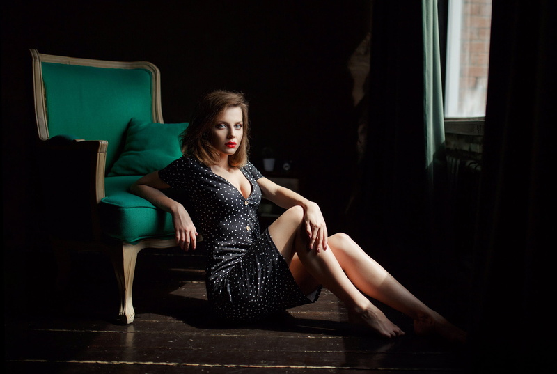 women, dress, red lipstick, 1080P, on the floor, cleavage, blue eyes, brunette, women indoors, legs, Dmitriy Leibovitz, barefoot, chair