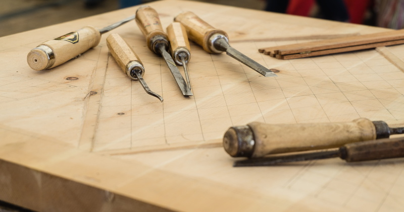 focus on foreground, high angle view, large group of objects, knife, carpentry, tools, indoors, carving, metal, group of objects, woodcraft, crafting, equipment