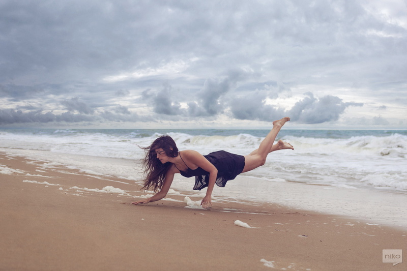 cloud - sky, sea, sport, 500px, healthy lifestyle, lifestyles, horizon over water, motion, nature, full length, model, beauty in nature, hairstyle, women outdoors