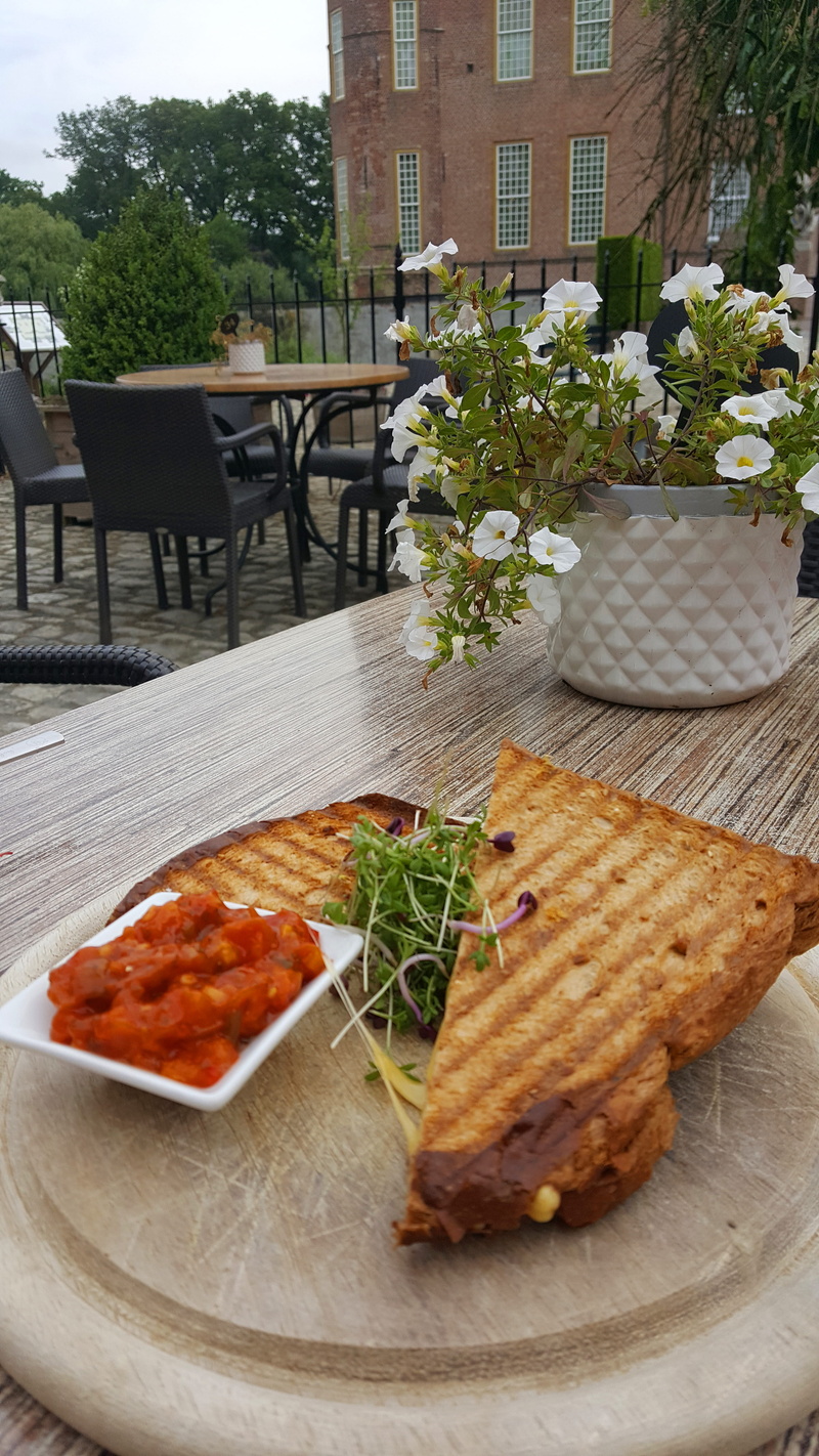 serving size, plate, business, zierikzee, grachtweg 22, 5K, cafe, seat, heeswijk, kasteel, kasteel van brabant, flower, table, architecture, castle, freshness