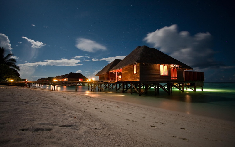 palms, pretty, houses, tropical, clouds, night, sand, nature, water, pier, house, stars, resort, brown, wooden, beach, 2K, bungalows