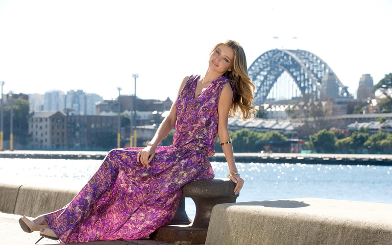 casual clothing, hair, women, Sydney, women outdoors, focus on foreground, architecture, building exterior, hairstyle, young women, Miranda Kerr, Sydney Harbour Bridge