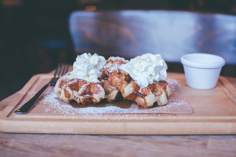 brown, unhealthy eating, breakfast, baked, indoors, icings, meal, delicious, syrup, temptation, creamy, still life, cream, freshness, 5K, bread, cutting board
