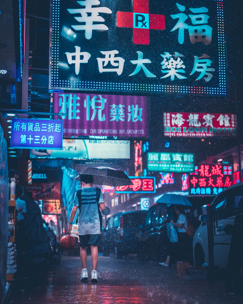 holding, asium, basketball, standing, adidas, typhoon, neon, group of people, sign, city, shirt, 4K, text, people, western script, lapse, non-western script